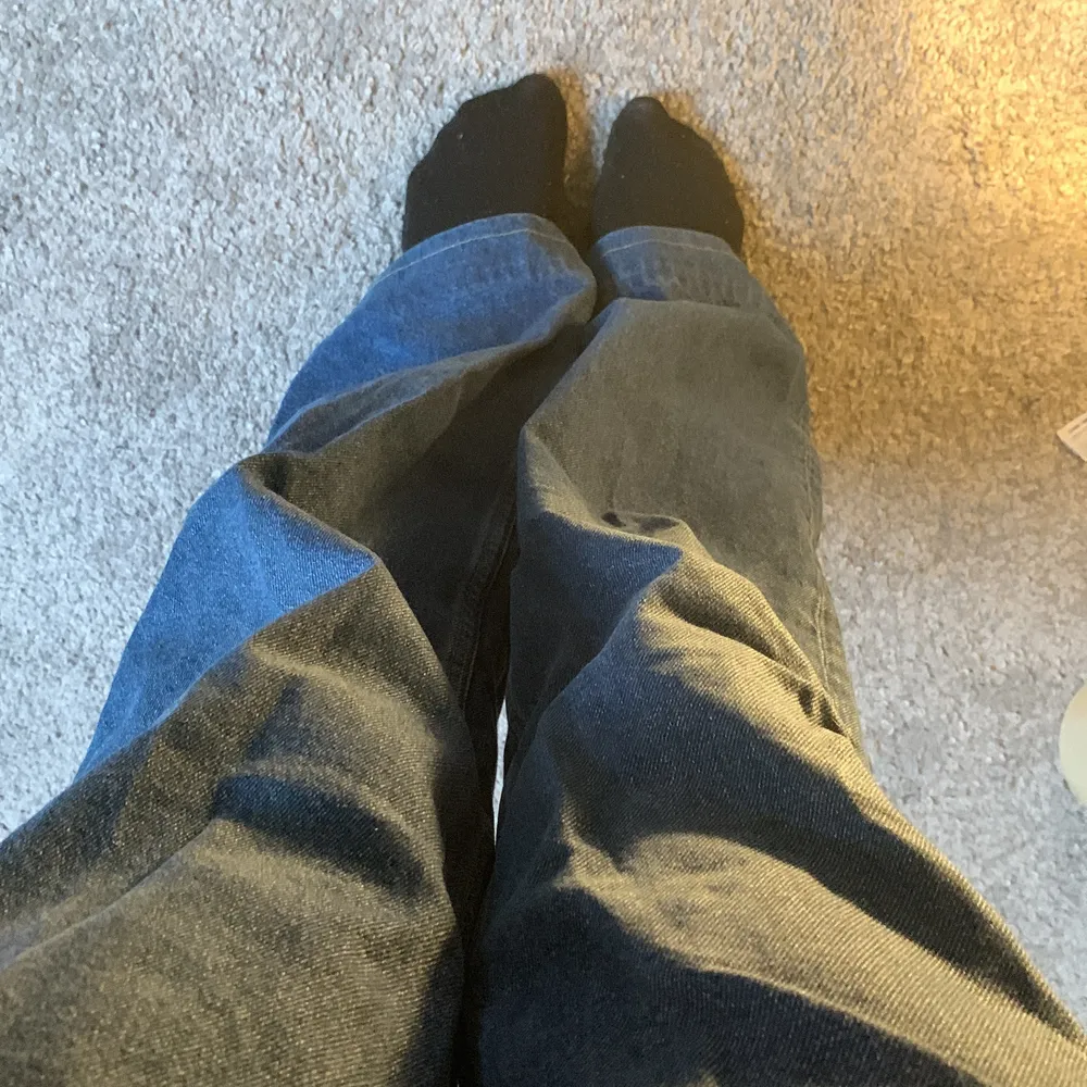 Ett par högmidjade straight leg jeans från monki i strl 28 men som sitter ganska snyggt Baggy på mig som är strl 26/27 o 168. Väldigt bekväma och använda en den men fortfarande i bra skick. Köparen står för frakt 📦   FINNS LIKA DANA I BEIGE. Jeans & Byxor.