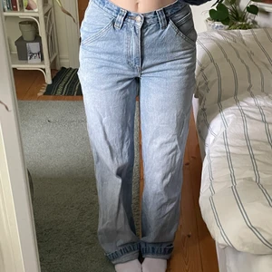 Jättesnygga jeans - Så snygga jeans från brandymelville. Lite slitna på kanten längst ner på byxorna, annars bra skick!