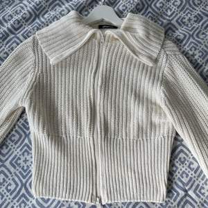 Sjukt mysig stickad tröja/kofta från Gina tricot i storlek 34 (XS) i en krämvit färg🤍 Skriv för intresse!