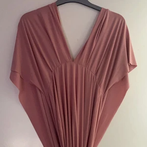 Justerbar Klänning, storlek M/L/XL 350 kr - Klänning som går att designa på flera olika sätt. Svårt att visa på bild, köpt på Nelly och använd 1 gång.