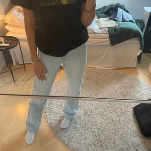 Weekday jeans - Ljusblå jeans från Weekday storlek w25 L 32🥰