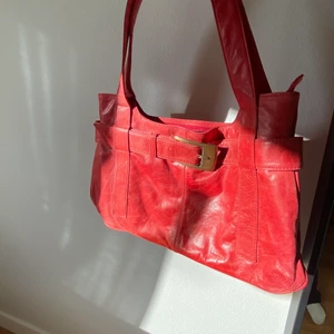 Röd väska - Röd väska köpt secondhand, kontakta för frågor osv💕