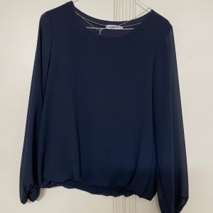 Topp - En jättefin blus i marinblå