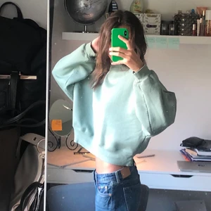 Grön sweatshirt - Superfin grön lite kortare sweatshirt i mega skönt material. Bra skick!