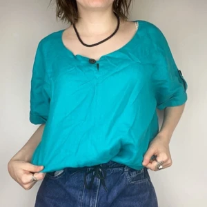 Blå linnetröja - Helt oanvänd. Tror det är något märke men är inte säker därför säljs den för 40kr+frakt.   Tar emot Swish eller kan mötas upp i Växjö.