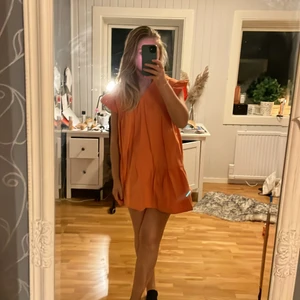 Klänning  - Fin orange klänning. Vet ej märket. Knappen där bak är borta men det går lätt att fixa. Vet ej storlek men passar mig som har S/M. Säljer för 100kr🥰