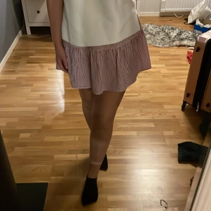 Kjol  - Jättefin randig kjol från vero Moda. Storlek M. Säljer för 100kr. 🥰🥰