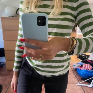 Grön randig tröja  - Super fin mossgrön radio tröja nu till hösten! Köpt för 600kr för 2 år sedan. ⚡️ buda från 250 ❣️