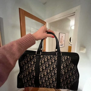 Dior vintage väska  - INTRESSEKOLL!!!!🚨🚨super snygg och äkta diorväska. Köpt på 80-talet därav insidans skick! Men utsidan är i superfint skick med inga synliga slitningar💕fråga gärna om ni vill ha fler bilder eller undrar något. Är inte helt hundra på att jag vill sälja än!💕 