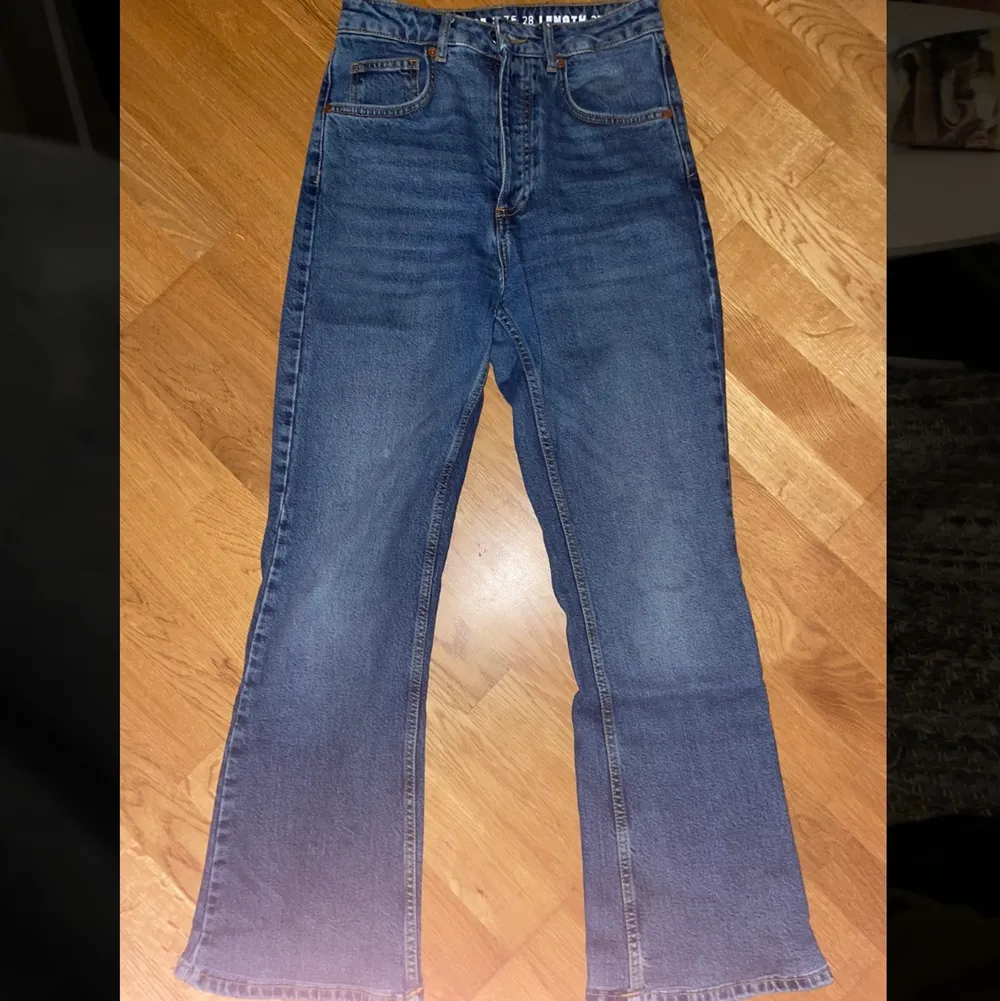 Boot flare jeans från Bik bok💕litet hål vid bakfickan, går enkelt att fixa💕passar som en 30 i längd💕. Jeans & Byxor.