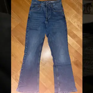 Boot flare jeans från Bik bok💕litet hål vid bakfickan, går enkelt att fixa💕passar som en 30 i längd💕