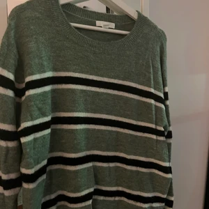 Stickad tröja  - Fin stickad tröja i bra skick.