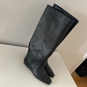 Stövlar  - Ett par svarta klassiska stövlar från h&m. Säljer pga inser att de är för små! Storlek 37. Skriv för fler bilder. Kan fraktas men även mötas upp. 