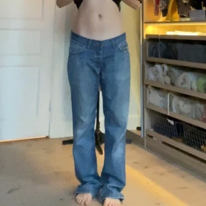 Lowrise jeans💕 - Super snygga lågmidjade jeans!  Dom har lite slitage men annars super fina 💕