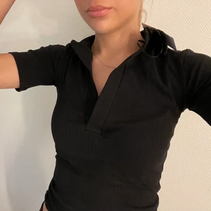 Helt ny tröja  - Helt ny tshirt med krage från gina tricot, stl xxs🖤