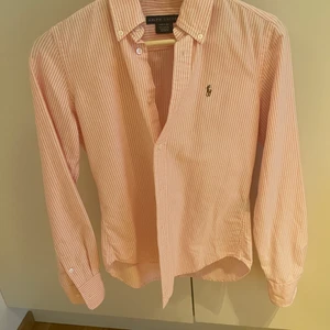 Ralph Lauren skjorta str 4 (xs) - Fin skjorta med ljusrosa ränder i jättebra skick. Sparsamt använd . 