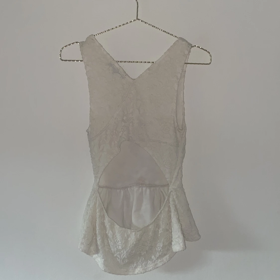 Vit topp med mönster  - 91