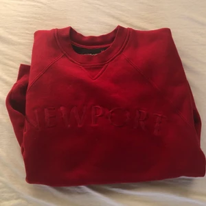 Sweater - Röd sweatshirt med texten ”newport” 😵❤️ 90tals vibe. Passar både herr och dam 