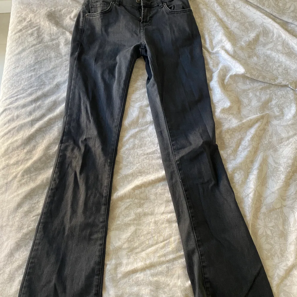Säljer dessa lågmidjade bootcut jeansen. De är helt nya och oanvända då de är lite för små för mig. Syns inte lika tydligt på bilden men de är mörkgråa. Är långa på mig som är 166cm. Nypris: 500kr. Jeans & Byxor.
