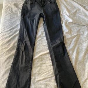 Low waisted jeans - Säljer dessa lågmidjade bootcut jeansen. De är helt nya och oanvända då de är lite för små för mig. Syns inte lika tydligt på bilden men de är mörkgråa. Är långa på mig som är 166cm. Nypris: 500kr