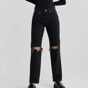 svarta jeans med hål i strl 32 från gina tricot säljs för 150kr+frakt