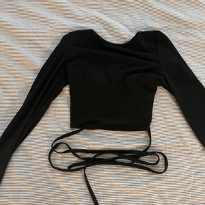 topp - superfin topp med snörning i midjan🖤 öppen rygg🥰 storlek xs💕