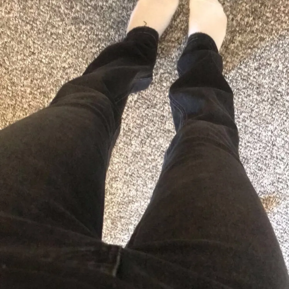 Jätte fina svarta straight jeans i storlek 34. Köpta på ASOS. Endast använda 1 gång! Jätte fint skick och långa på mig som är ca 167. . Jeans & Byxor.