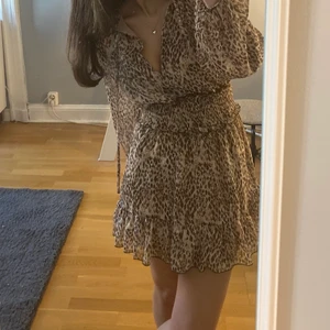 Zara klänning xs - Säljer nu denna fina trendiga klänningen från zara