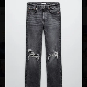 Zara Jeans  - Jättefina jeans med hål och slits vid sidan. Endast använda engång. Strl 36 men passar även 34!