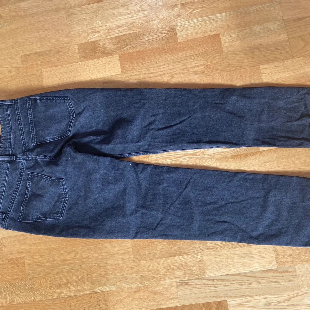 Jättefina jeans från Zara som tyvärr var alldeles för små på mig. Storleken är 38 men skulle säga att de är som små 36:or i storleken. Kan tyvärr inte visa på då de inte passar..🫶🏼🫶🏼🫶🏼. Jeans & Byxor.