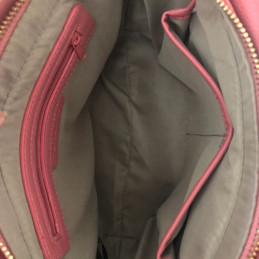 En rosa medelstor väska från Don Donna. Den är nästan helt oanvänd och i fint skick! ca 30x20cm . Väskor.