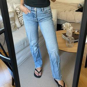 Mid Rise straight jeans från zara i strl 38 köpta för 399kr. Har en svart målarfläck på framsidan på vänster lår 💕