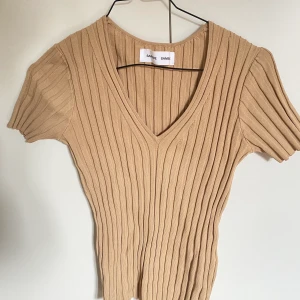 Samsoe  - stickad T-shirt från samsoe, aldrig använd! 