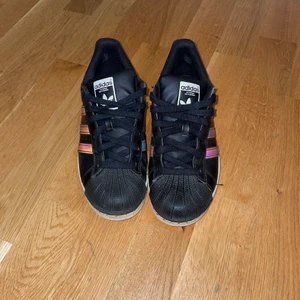 Adidas superstars  - Adidas superstars i reflex detaljer. I använt skick. De används ej längre. Kanske skulle passa till barn som tex skol-skor.