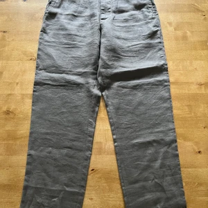 Bruna linnebyxor från HM - Passar bra till sommaren och sitter väldigt snyggt.  Skick: 8/10