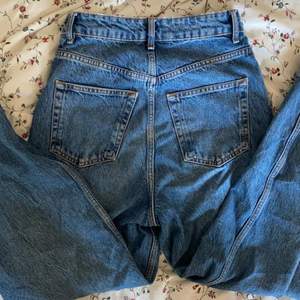 ett par baggy jeans i storlek W26 - L32 från topshop:) säljer då de är för stora och för långa för mig. 170kr + frakt!! <3 pris kan diskuteras 