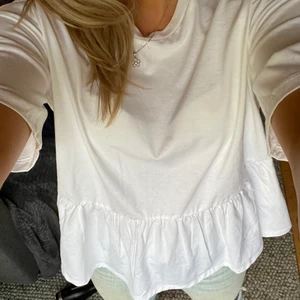 Tröja  - Säljer denna snygga tröja i storlek 34 passar mig som bär 36. Säljer för 120kr + frakt💕