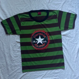vintage converse tshirt - cool tshirt från converse. trycket sitter på utsidan och har tappat lite vilket går att se på bilderna. köparen står för frakt ⭐️