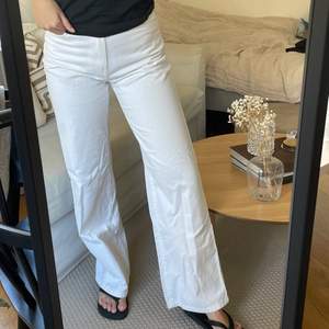Snygga vita wide leg jeans i strl 36 från Bershka. Endast använda en gång. Säljer pga lite för små för mig (har 36-38) 💕💕 köpta för 259kr
