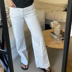 Vita wide leg jeans strl 36 Bershka - Snygga vita wide leg jeans i strl 36 från Bershka. Endast använda en gång. Säljer pga lite för små för mig (har 36-38) 💕💕 köpta för 259kr