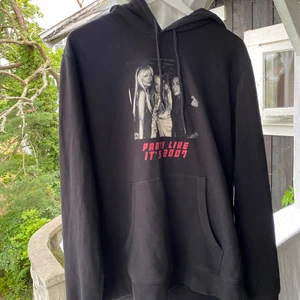 Hoodie med tryck - Hoodie från HM med eget tryck på Paris Hilton, Britney Spears och Lindsay Lohan!  Stl XL, skitsnygg passform pga lite längre och inte boxig Väl använd men hel och ren :) 