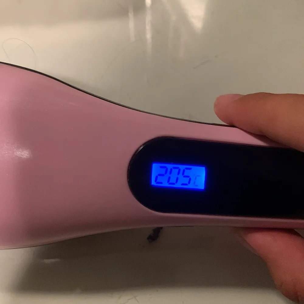 En värme borste i rosa som har 205 grader som Max grad och blir varm på 1 min  Köpt för 500kr säljer för 190kr. Accessoarer.