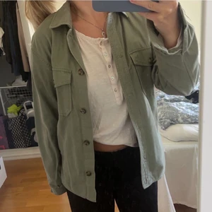 Grön jeansjacka - Säljer denna populära jacka från Kappahl tror jag. I bra skick och skulle säga att den passar Xs/S💗