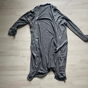 Grå kofta - En lång, grå, tunn kofta som passar till alla färger, helt ny💓