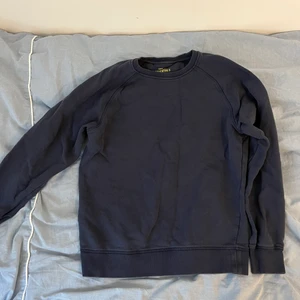 Blå collegetröja  - Snygg blå collegetröja. Säljer då den är för liten för mig och den är knappt använd. För jämförelse är materialet av betydligt bättre kvalité och ”frasigare” än HM:s collegetröjor. Nypris: 400 kr.