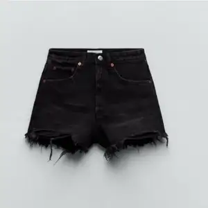 Svarta lowwaist/midwaist jeansshorts i strl 38 🖤 Säljer pga för små, därmed endast provade 🖤