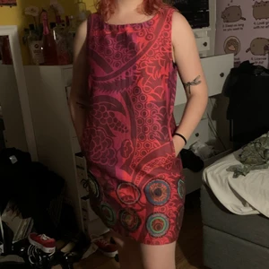 Desingual klänning - 🍮