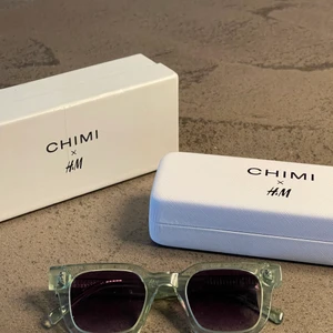 Chimi x HM - Ett par Chimi x HM solglasögon i färgen grön. 