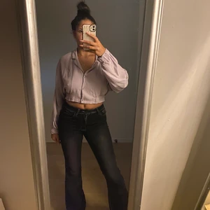 Jeans med coola fickor  - Jätte coola jeans med coola bakfickor som går att ha både högmidjade och lågmidjade ( föredrar själv lågmidjat ). 