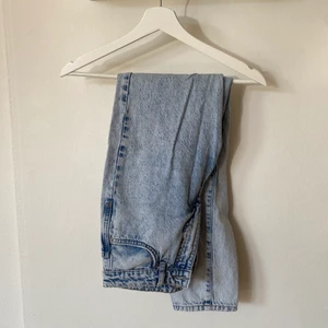 Jeans - Ljusblåa mom jeans från Gina. Säljer då dom inte kommer till användning! Storlek 36